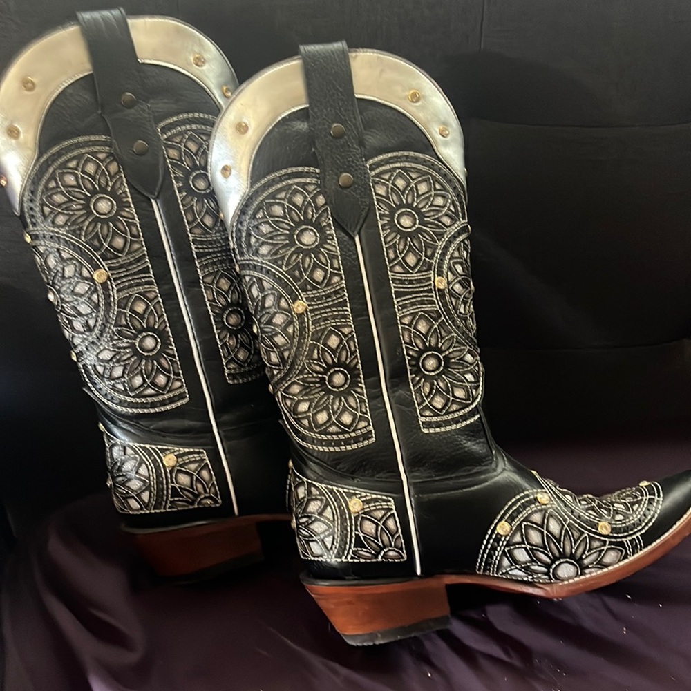 Black Cowboy Boots ! 🖤